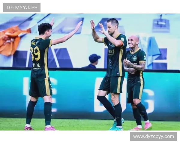 上海申花主场鏖战梅州客家双方激烈对攻上演精彩中超焦点之战 上海申花主场鏖战梅州客家双方激烈对攻上演精彩中超焦点之战